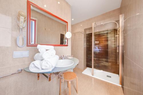 a bathroom with a sink and a shower at Hotel Ciutat Jardi in Palma de Mallorca