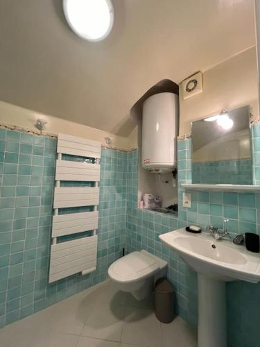 une salle de bain avec un lavabo et des toilettes dans l'établissement Appartement vue mer au cœur du vieux village, à Roquebrune-Cap-Martin