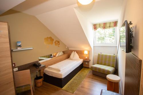 Un dormitorio pequeño con una cama y una ventana. en Dollinger, en Innsbruck