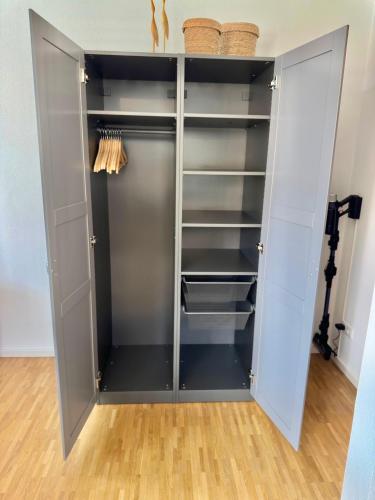 Foto dalla galleria di Modernes Appartement "ALTE MÄDCHENSCHULE", inkl Stellplatz, E-Bike Ladestation, Boxspringbett, Business, 2 Personen, gratis Kaffee und Tee, WLAN a Bautzen