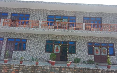 Μπαλκόνι ή βεράντα στο Maa Bhagwati Himdarshan Hotel and Restaurant By StayApart