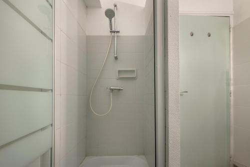 une salle de bain avec une douche avec pommeau de douche dans l'établissement À 43m de la plage, studio pour 4, à La Baule-les-Pins