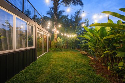 Κήπος έξω από το Breathe Cabin