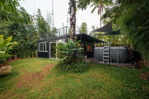 Κήπος έξω από το Breathe Cabin
