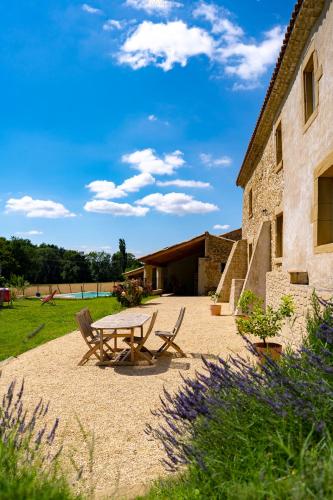 Gallery image of Le Petit Riousset, gîte à la campagne, piscine in Montvendre
