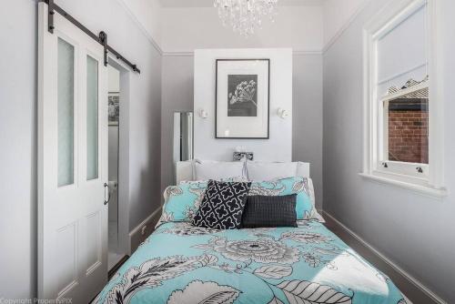 Una cama o camas en una habitación de Cosy Studio The Maid Easy walking to City