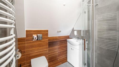 a bathroom with a toilet and a shower at Aparthotel Delta Białka in Białka Tatrzanska
