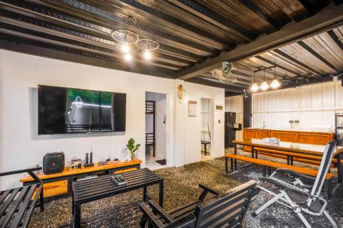 Μια τηλεόραση ή/και κέντρο ψυχαγωγίας στο Breathe Cabin