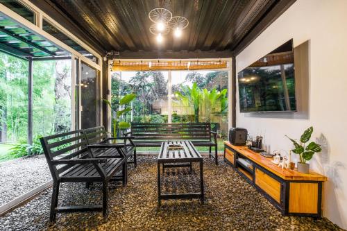 Κήπος έξω από το Breathe Cabin
