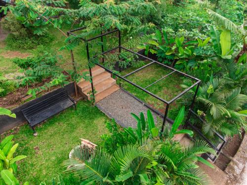 Κήπος έξω από το Breathe Cabin