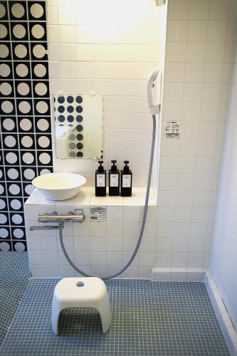 a bathroom with a shower and a sink at 白浜レジデンス 1日1組限定 ファミリー向け 炭火焼イタリアンディナー付き in Minamiboso