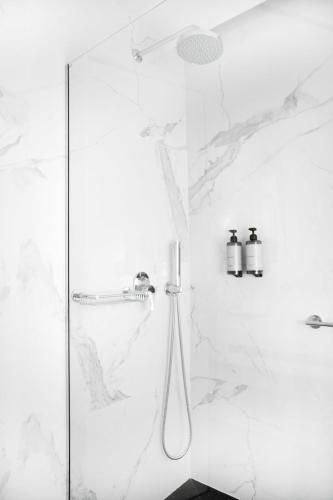 Salle de bains dans l'établissement Luwian Athens Boutique Hotel