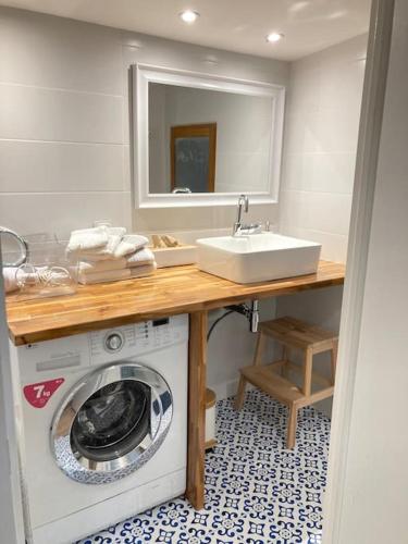 une salle de bain avec une machine à laver et un lavabo dans l'établissement Superbe Lodge 4-8 pers à 15 mn zoo Beauval, à Faverolles