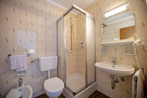 Ένα μπάνιο στο Alara Rooms