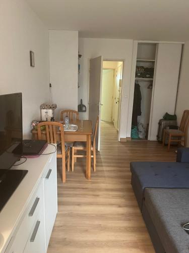 une cuisine et un salon avec une table et des chaises dans l'établissement Studio Nice Prom', à Nice