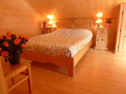 a bedroom with a bed in a wooden cabin at Le Chalet Pastorale Pied Des Pistes in Les Orres
