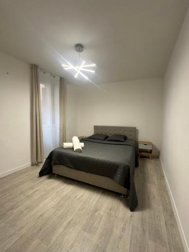 une chambre avec un lit et un ventilateur de plafond dans l'établissement Californie, à Nice