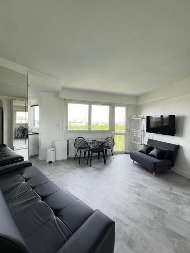 un salon avec un canapé et une table dans l'établissement Apartment HOME in Paris with View, 15min direct to center, à Paris