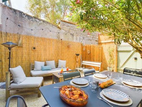 - une table avec un bol de nourriture sur la terrasse dans l'établissement À 750m des plages, jolie maison pour 4, à Saint-Clément-des-Baleines