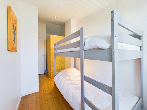 a bedroom with two bunk beds in a room at À 750m des plages, jolie maison pour 4 in Saint-Clément-des-Baleines