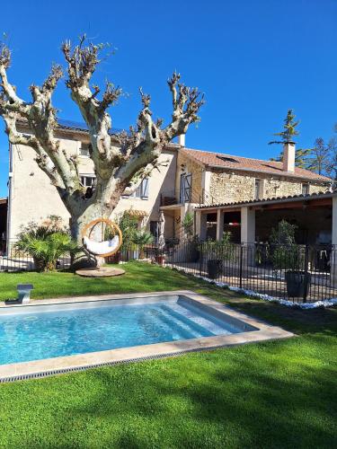 une maison avec un arbre et une piscine dans l'établissement Valentins cottage Moulin de Tartay Avignon, à Avignon