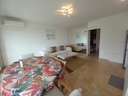 un salon avec un lit et un canapé dans l'établissement Studio with sea view, à Cannes