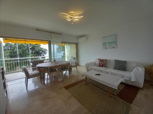 un salon avec un canapé et une table dans l'établissement Studio with sea view, à Cannes