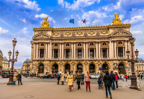 un groupe de personnes marchant devant un bâtiment dans l'établissement Sweett - Casanova, à Paris