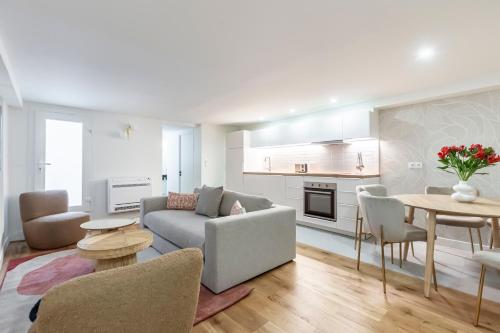 un salon avec un canapé et une table dans l'établissement Sweett - Casanova, à Paris