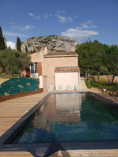 une villa avec piscine et une maison dans l'établissement Les Claux des Oliviers, à Moustiers-Sainte-Marie
