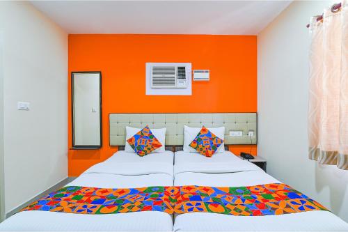 Postel nebo postele na pokoji v ubytování FabHotel VRJ Residency - 500M from Chennai Trade Center