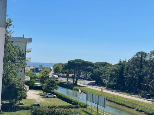 un fiume con un'auto parcheggiata accanto a una strada di Appartamento IL GLICINE a piano terra zona tranquilla a due passi dal mare a Lido di Savio