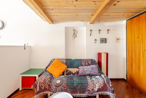 una sala de estar con un sofá y una mesa en Ciprian, en Bolonia