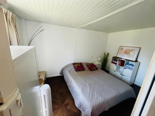 une petite chambre avec un lit dans le coin dans l'établissement Mobil-Home Andalousia, à Villemur-sur-Tarn