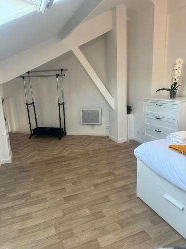 - une chambre mansardée avec un lit et un étage dans l'établissement Appartement cozy proche de toutes commodités, à Gagny