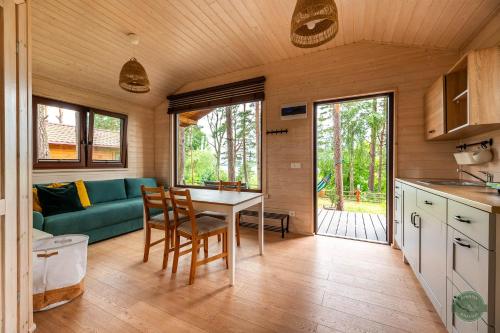Kuchyňa alebo kuchynka v ubytovaní Zakątek Wdzydze -domek nr 7 w pierwszej linii od jeziora