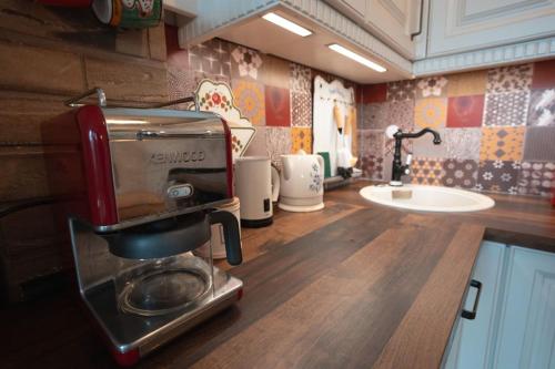 une cuisine avec une cafetière sur le comptoir dans l'établissement Harzhorst, à Bad Harzburg