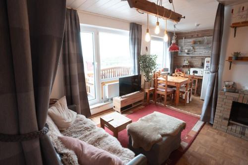 un salon avec un canapé et une salle à manger dans l'établissement Harzhorst, à Bad Harzburg