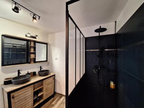 une salle de bain avec deux lavabos et une douche dans l'établissement Maison de charme village entre Vignes et Lavandes, à Le Pin