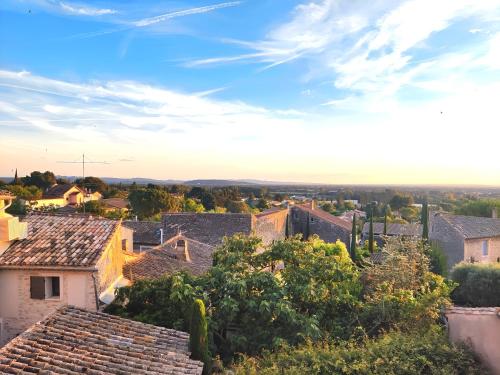 - une vue depuis le toit d'un village dans l'établissement Appartement climatisé avec terrasse et vue sur le Luberon, à Lagnes