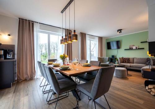 Nhà bếp/bếp nhỏ tại Reetsnacker - Ferienhaus mit Kamin, Sauna und Whirpool für 8 Personen