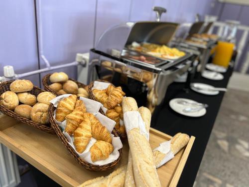 een buffet met broodmanden en gebak op een tafel bij Apartamenty Makadamia in Niechorze