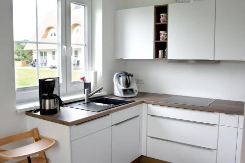 Dapur atau dapur kecil di Reetdachhaus Heimathafen2