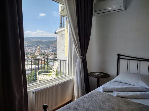Postel nebo postele na pokoji v ubytování Bookwine tasting in Tbilisi