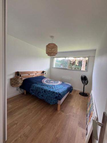 une chambre avec un lit et une fenêtre dans l'établissement Grand Appartement centre, à Bayonne