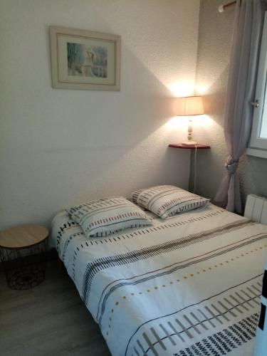 - un grand lit avec des oreillers dans l'établissement Cabourg agréable T2 résidence calme - Terrasse 20m2 - Animaux bienvenus, à Cabourg