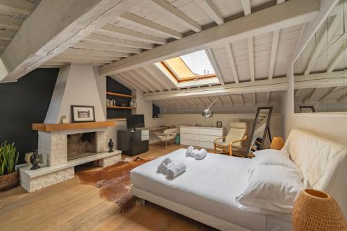 Elegant Penthouse in Santo Spirito