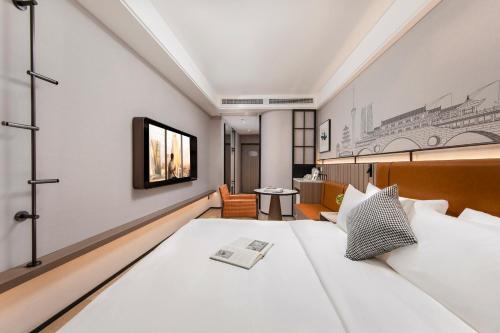 Postel nebo postele na pokoji v ubytování Citadines Connect East Chengdu