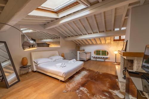 Elegant Penthouse in Santo Spirito
