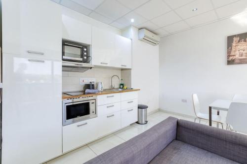 Кухня или мини-кухня в Stunning view, Sliema Seafront, 2bedroom apt
